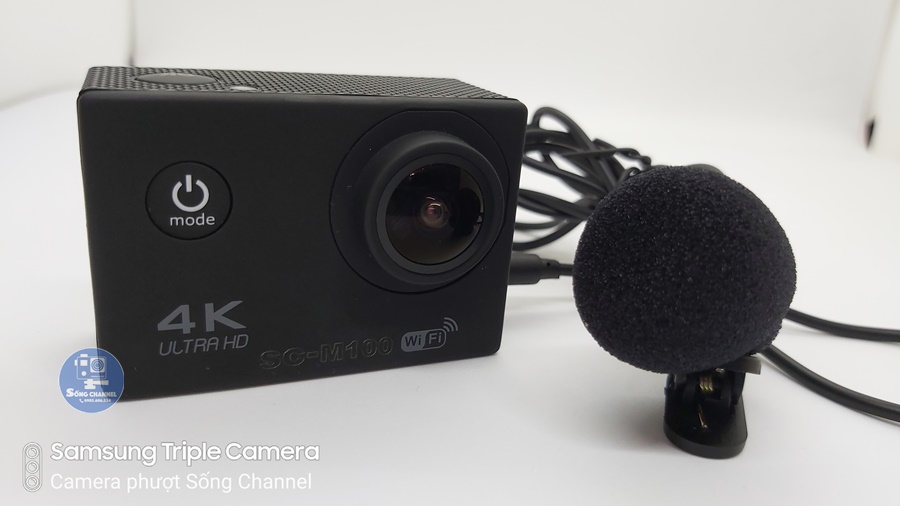 Camera SC-M100 hỗ trợ gắn mic rời, đồng thời tặng luôn mic rời