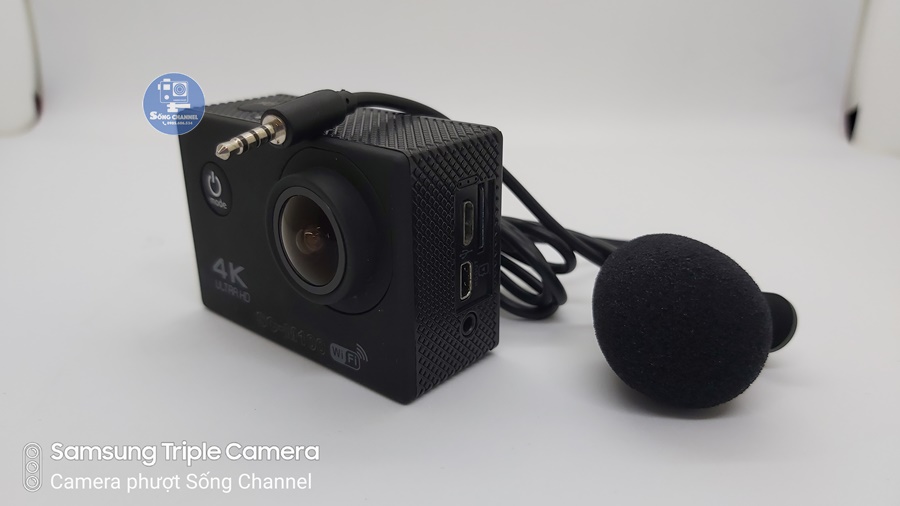Camera SC-M100 có lỗ 3.5mm cắm mic ngoài