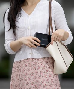 BY-XM6 K4 được trang bị hộp sạc di độngcó thể dễ dàng mang đi ngoài trời.