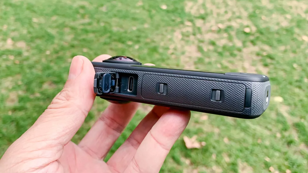 Nắp che cổng USB-C được thiết kế dạng lại dạng cửa gạt có thể tháo ra